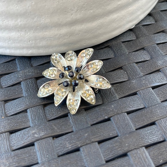 Vintage Flower Broach - Picture 2 of 10